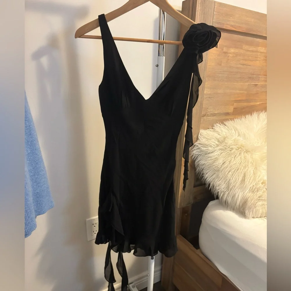 Elegant Black Dress - Picture 4 of 4